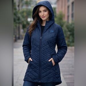 The North Face Women's reversible Mossbud Quilted Navy Parka Jacket. Size Small.